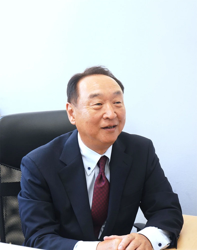 笑顔で会話する野村社長