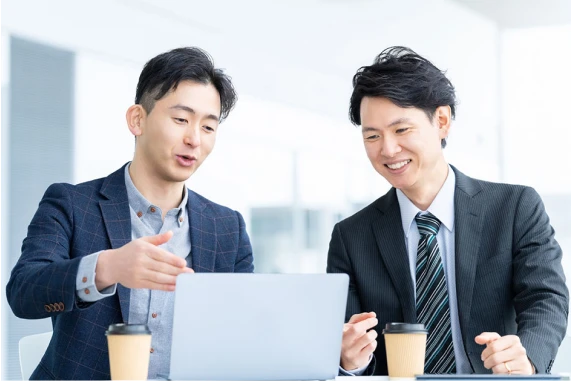 ビジネス会議で意見交換する若手社員